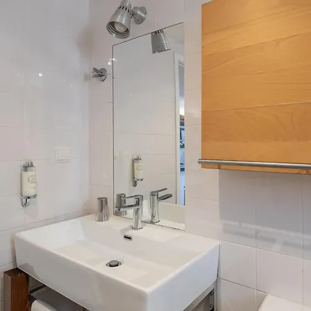 Lovely & Cozy With Amazing View & Location Apartment *
